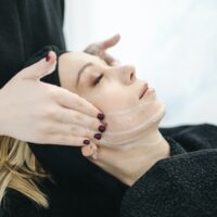 Gezichtsmassage - scrubben gezicht